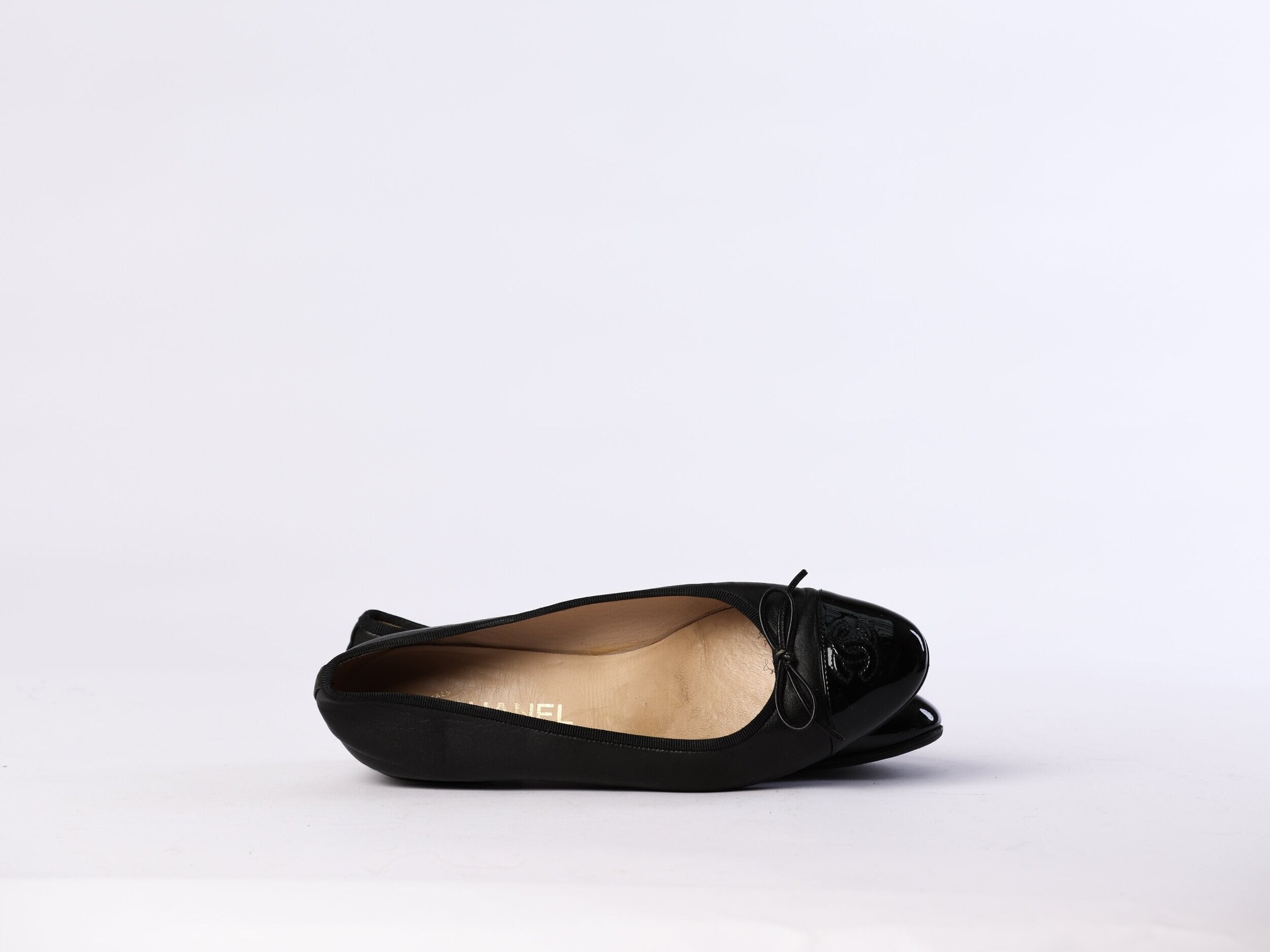 CHANEL  Interlocking CC Logo Leather Ballet Flats – The Vault By