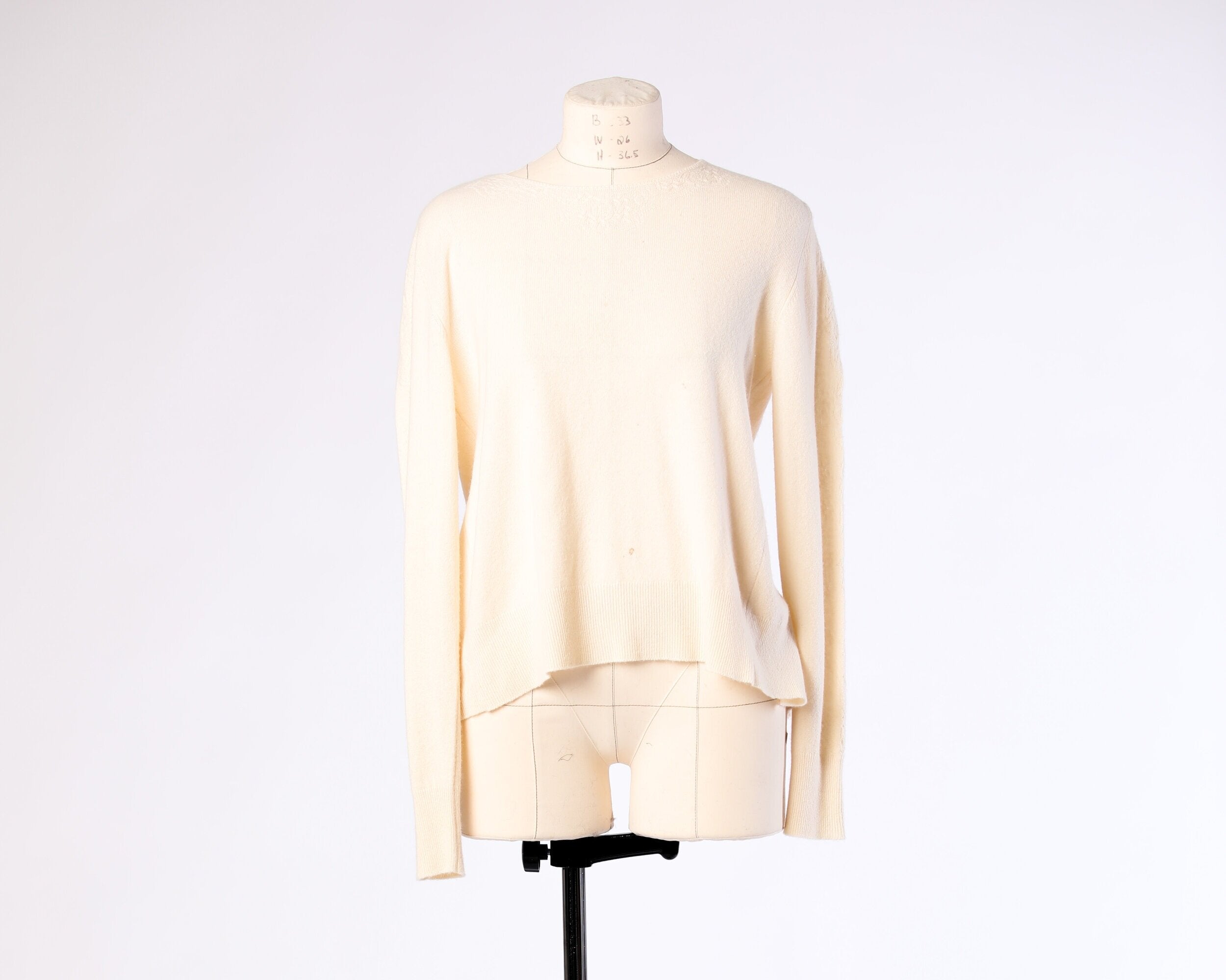 CHANEL. Naked back sweater in cream cashmere, highlight…